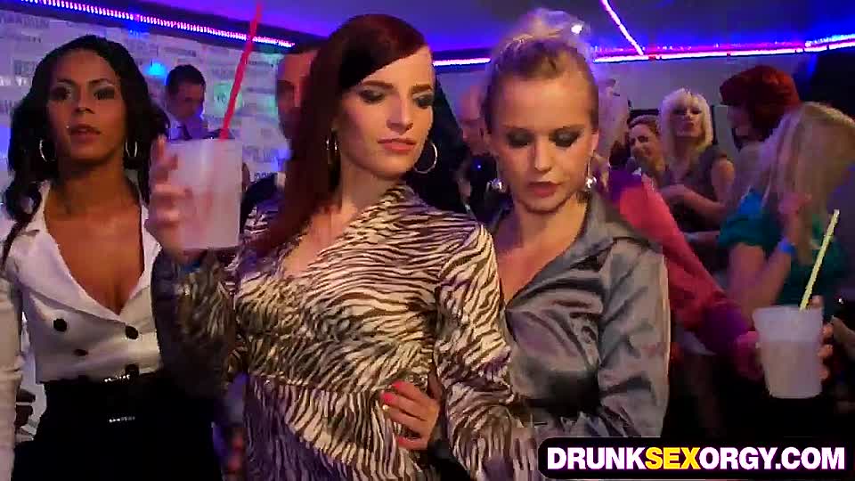 Im Blowjob-Club wird wild geblasen
