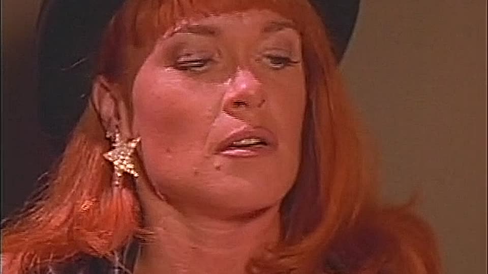 Public die geile Milf im Dreier gefickt